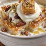 طاجن اللبان (قشطة وبسبوسة ومكسرات وعسل)